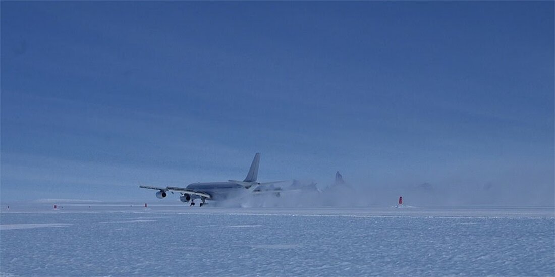 Airbus-A340-Passenger-Plane-Lands-In-Antarctica,-3 (1).jpg