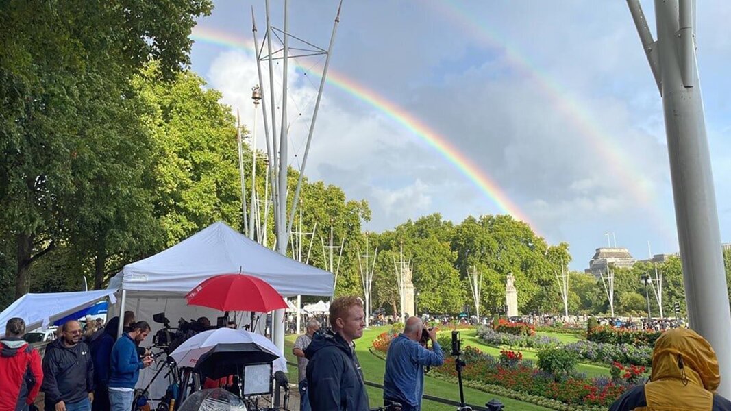 Double-Rainbow-Appears-At-Buckingham-Palace.jpg
